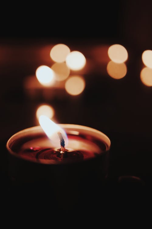 点燃的蜡烛的特写照片 · 免费素材图片