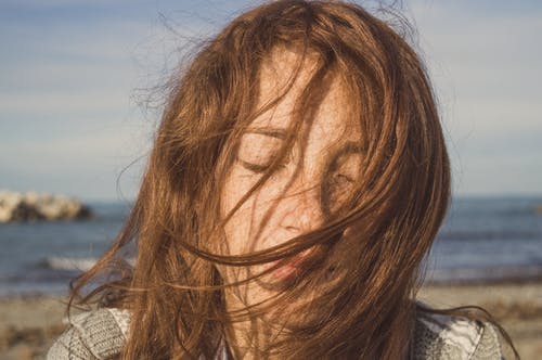 女人闭着眼睛摆姿势的选择性焦点肖像照片 · 免费素材图片