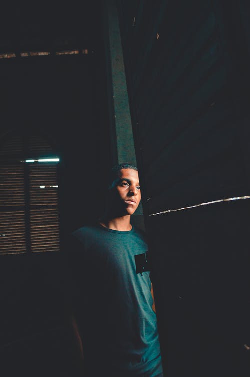 有关人, 严肃, 室内的免费素材图片