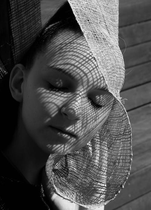女人闭上眼睛的肖像照片 · 免费素材图片