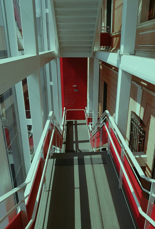 通往楼梯的狭窄通道 · 免费素材图片