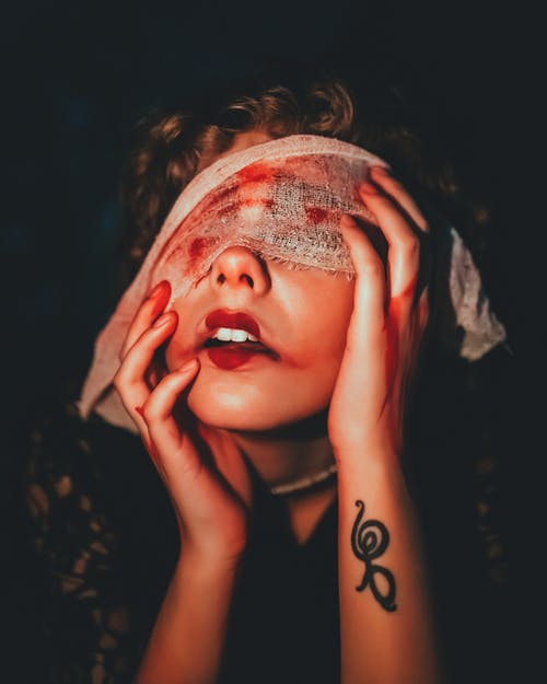 女人覆盖着白色纺织的脸浅焦点照片 · 免费素材图片