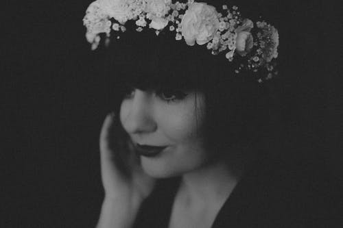 女人戴着花头巾的灰度照片 · 免费素材图片