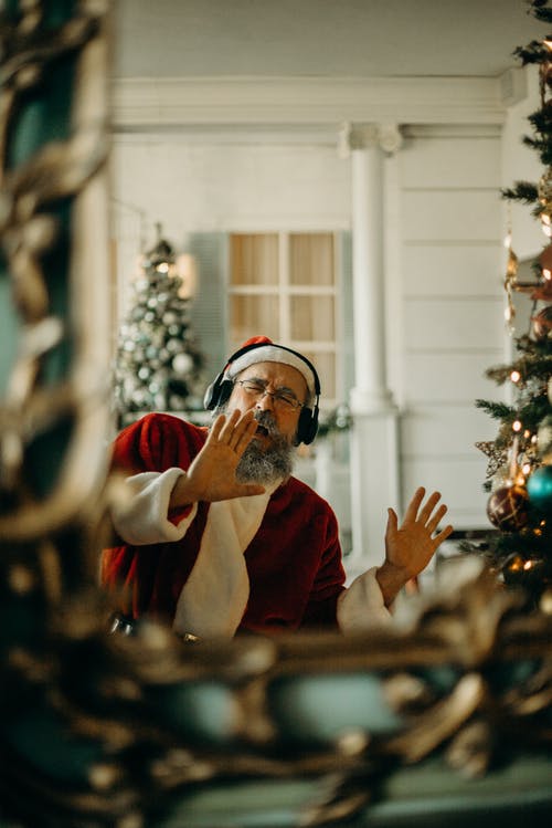 穿圣诞老人服装的人 · 免费素材图片
