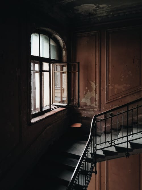 窗户旁边的黑色和棕色楼梯 · 免费素材图片
