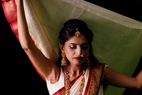 白色，红色和棕色无袖上衣的女人 · 免费素材图片