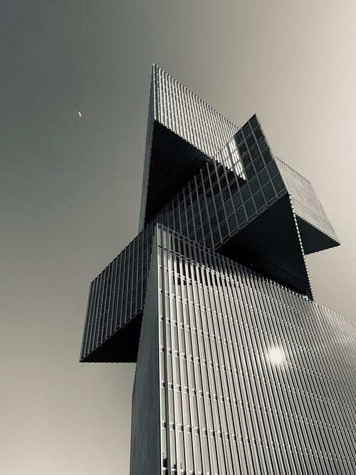 建筑物的单色照片 · 免费素材图片