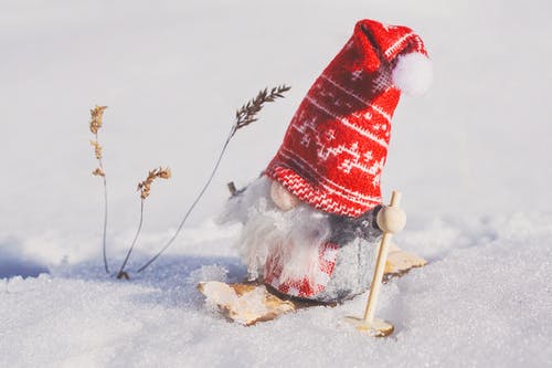 地精雕像在雪地上 · 免费素材图片