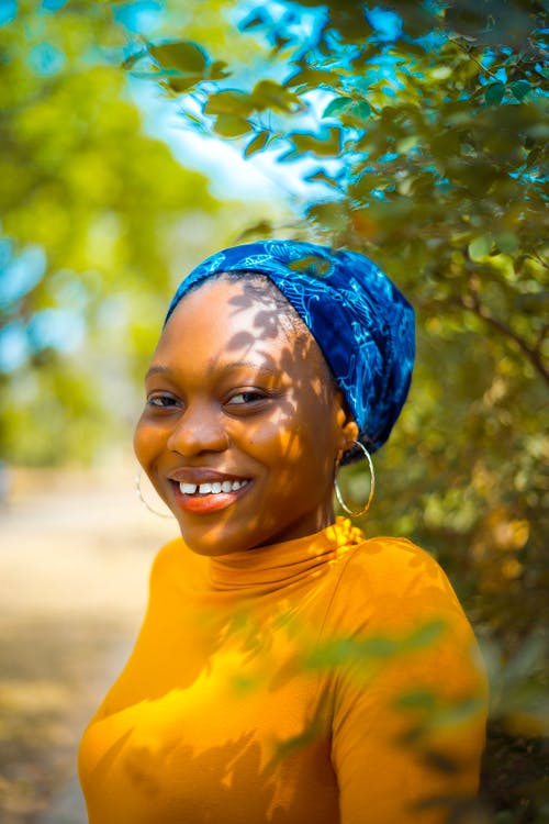 女人穿着黄色的宝石领口上衣 · 免费素材图片