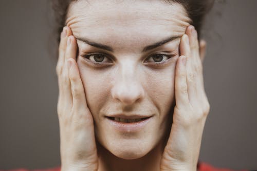 女人伸展脸的选择性焦点肖像照片 · 免费素材图片