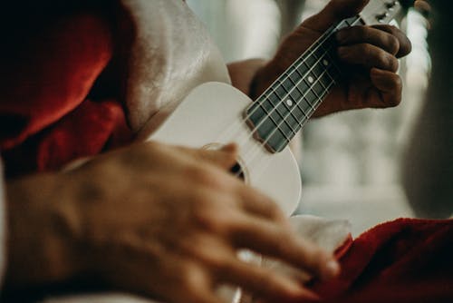 玩夏威夷四弦琴的人 · 免费素材图片