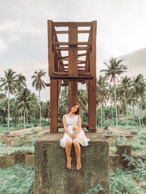 女人穿着白色连衣裙的照片 · 免费素材图片