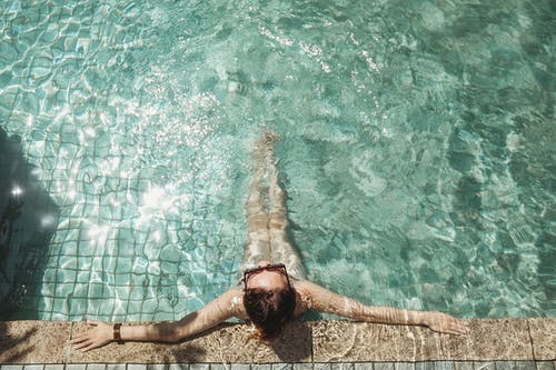 在游泳池放松的女人 · 免费素材图片