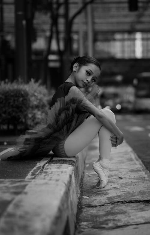 芭蕾舞女演员在大街上 · 免费素材图片