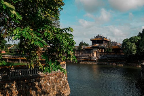 水附近的房子 · 免费素材图片