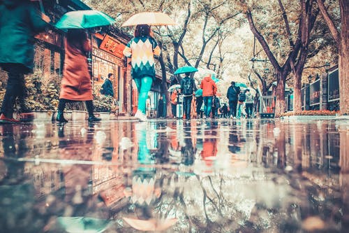 在大街上行走的人 · 免费素材图片