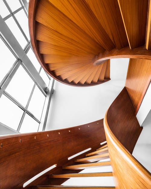 棕色木制楼梯的建筑摄影 · 免费素材图片