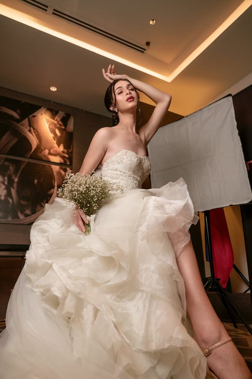 妇女穿婚纱的低角度照片 · 免费素材图片