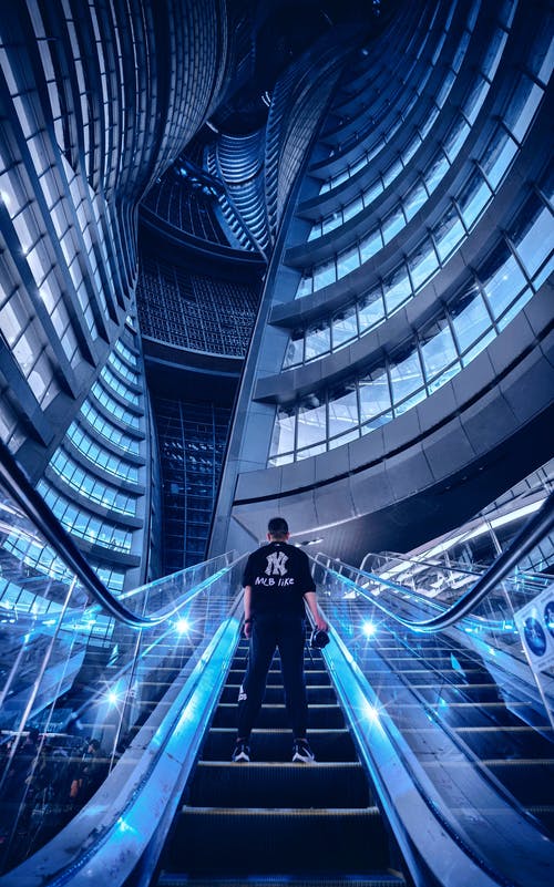 站在自动扶梯上的人 · 免费素材图片