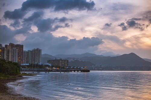 多云的天空下的城市照片 · 免费素材图片