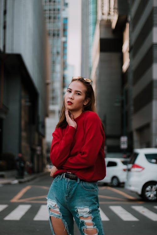 穿红色毛衣的女人的照片 · 免费素材图片