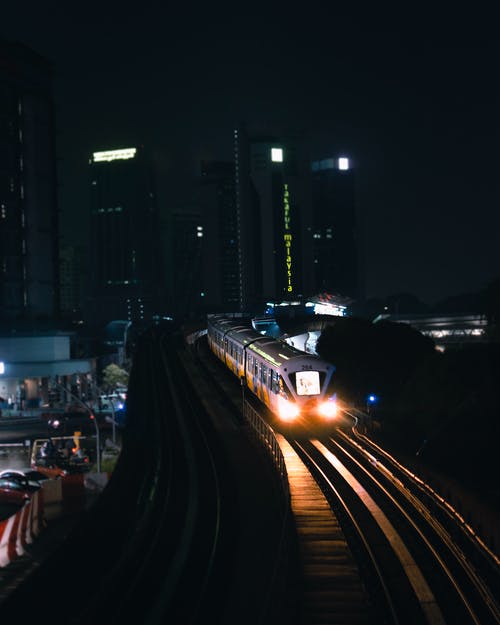 夜间火车照片 · 免费素材图片