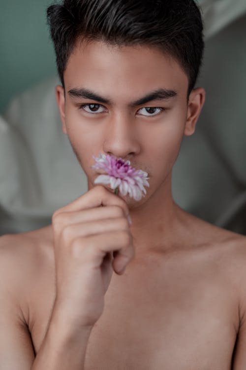 裸照男子手持一朵花 · 免费素材图片