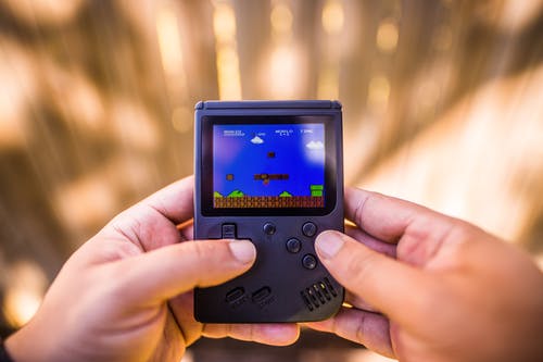 Gameboy控制台的浅焦点照片 · 免费素材图片