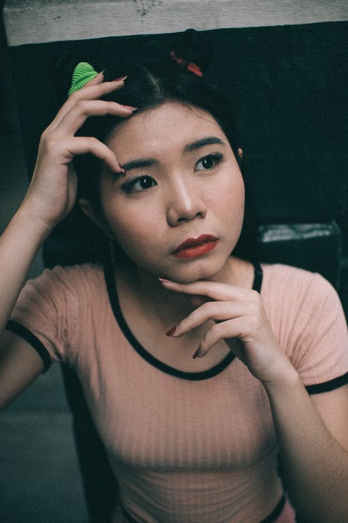 浅米色圆领t恤的女人的浅焦点照片 · 免费素材图片
