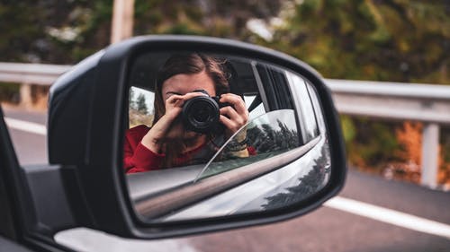 女人拍照的汽车后视镜 · 免费素材图片