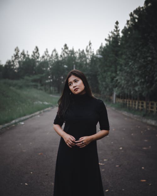 女人站在路中间 · 免费素材图片