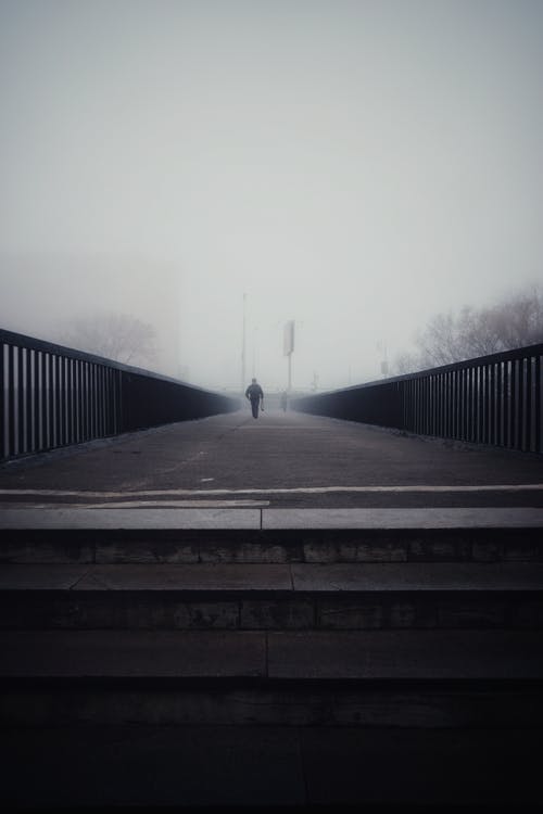在行人天桥上行走的人 · 免费素材图片
