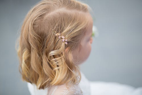小女孩头发上的黄铜发夹 · 免费素材图片