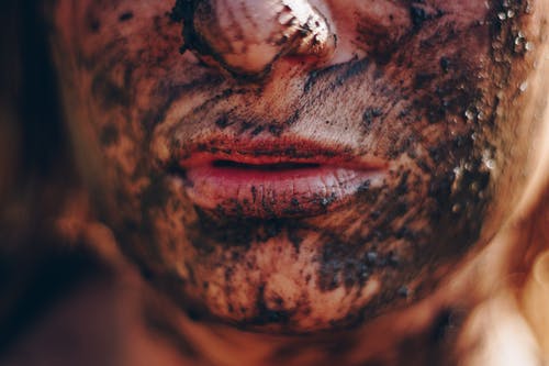 人的脸上满是泥 · 免费素材图片