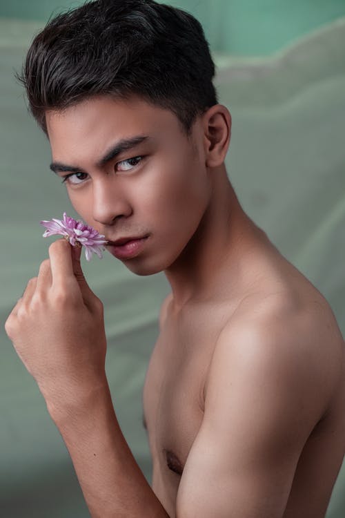 男子手持花的照片 · 免费素材图片