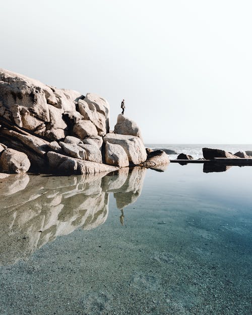 站在岩石上的人的照片 · 免费素材图片