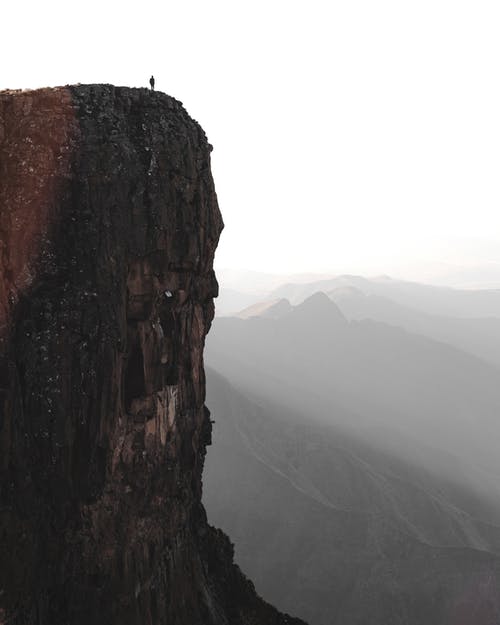 站在悬崖上的人的照片 · 免费素材图片