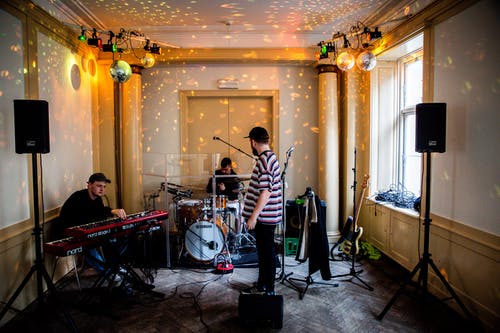 人们演奏乐器 · 免费素材图片