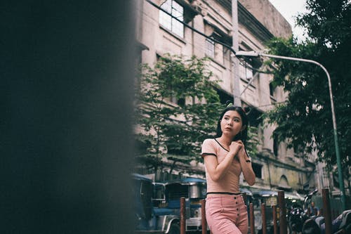 浅米色圆领t恤的年轻女子的浅焦点照片 · 免费素材图片