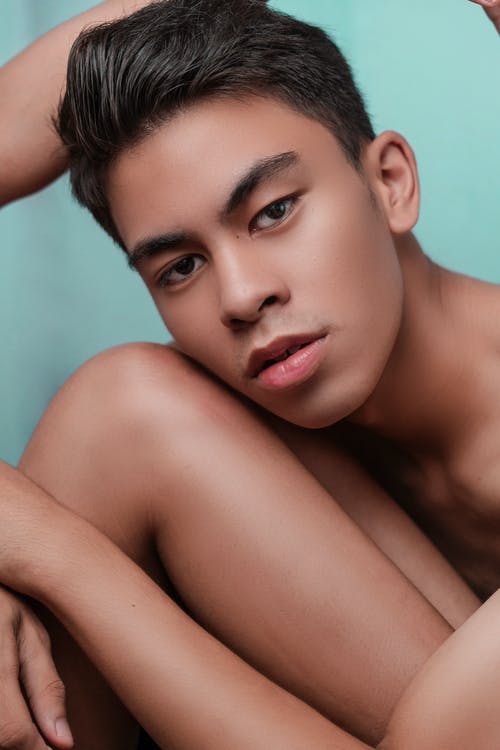 男子倚在膝盖上的照片 · 免费素材图片