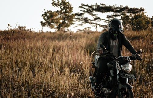 灰色外套骑摩托车的人 · 免费素材图片