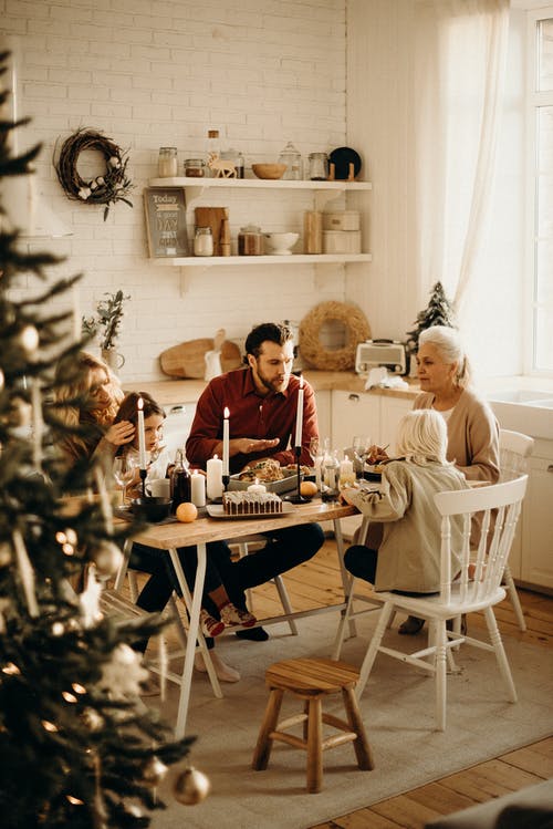 家人围坐在餐桌旁，吃食物 · 免费素材图片