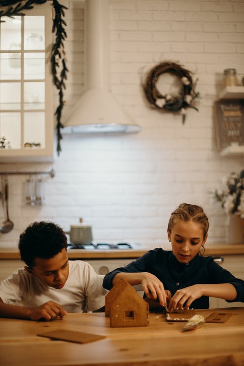男孩和女孩做一个姜饼屋 · 免费素材图片
