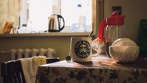 桌上的星球大战陶瓷杯 · 免费素材图片