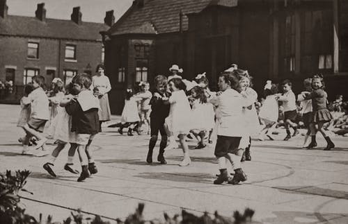 儿童在街上跳舞的灰度照片 · 免费素材图片