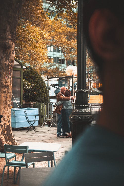 男人和女人在公园接吻 · 免费素材图片