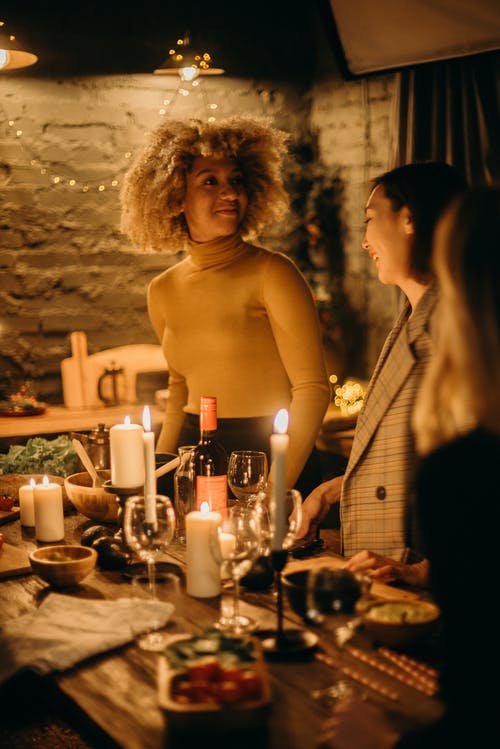 女士黄色乌龟领口长袖衬衫 · 免费素材图片