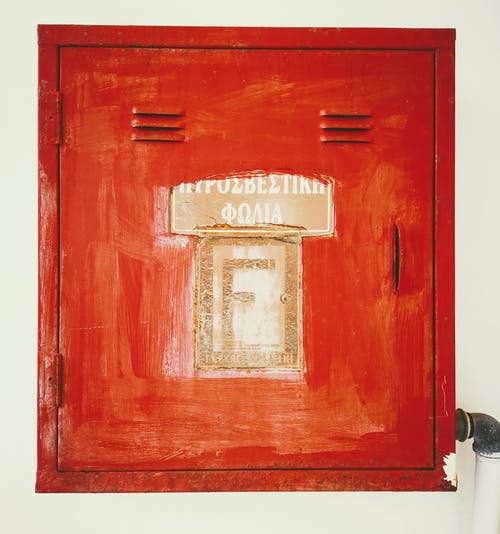 封闭的红色金属门 · 免费素材图片