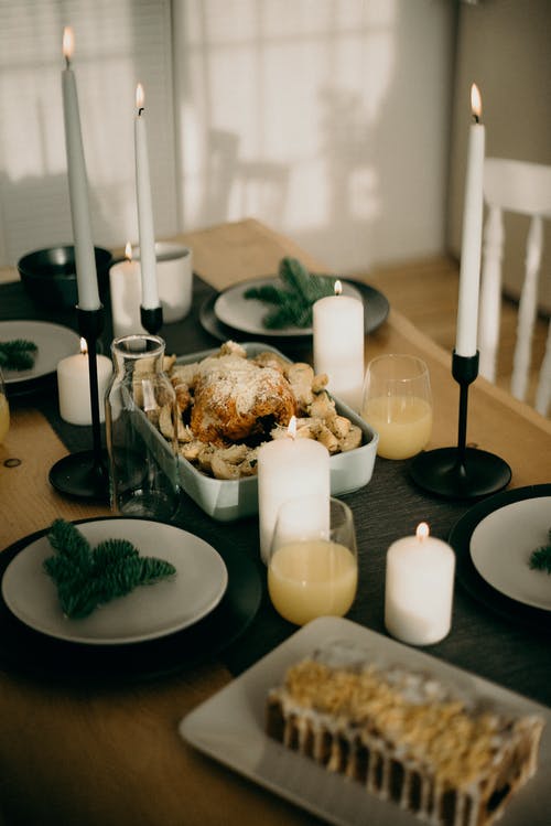 桌上的圣诞晚餐 · 免费素材图片