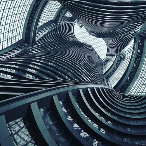 灰色螺旋建筑的低角度摄影 · 免费素材图片